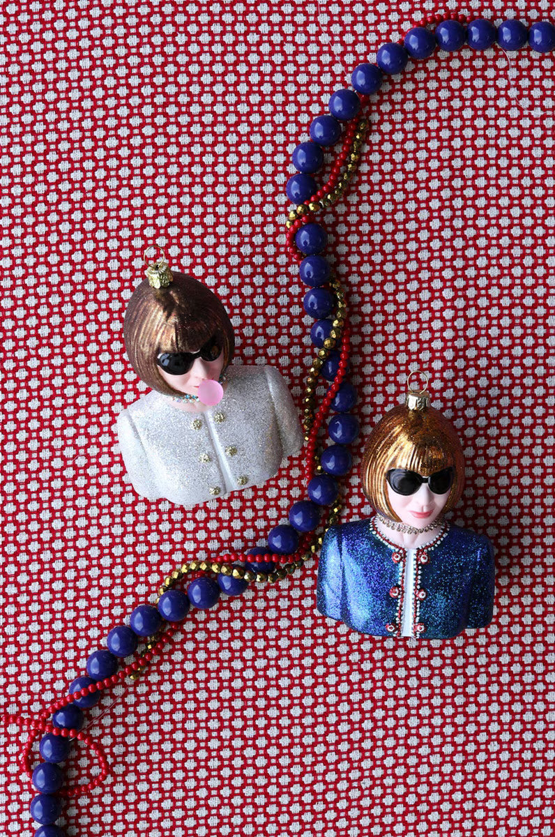 Anna Wintour with Bubble Ornament 5"
